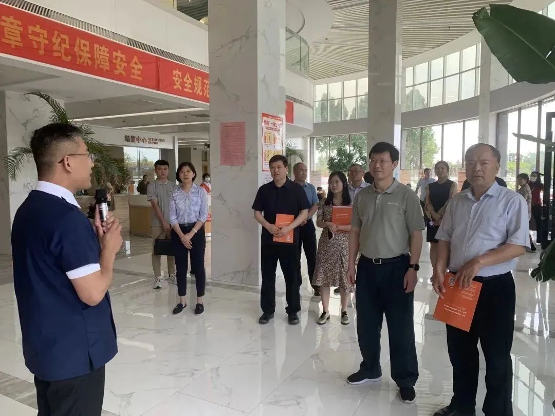 随后实地查看了医院一2.jpg
