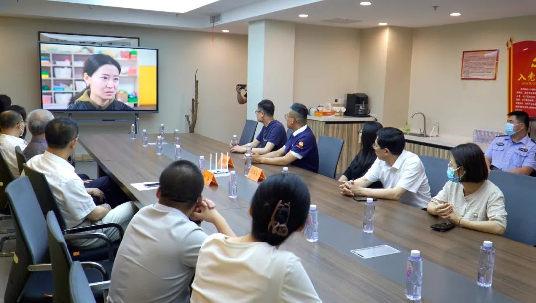 随后，王院长向调研组详细汇报.jpg