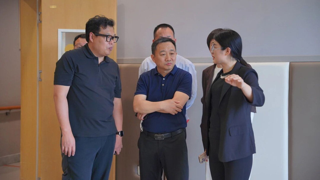 在随后的座谈交流中2.jpg 在随后的座谈交流中2.jpg